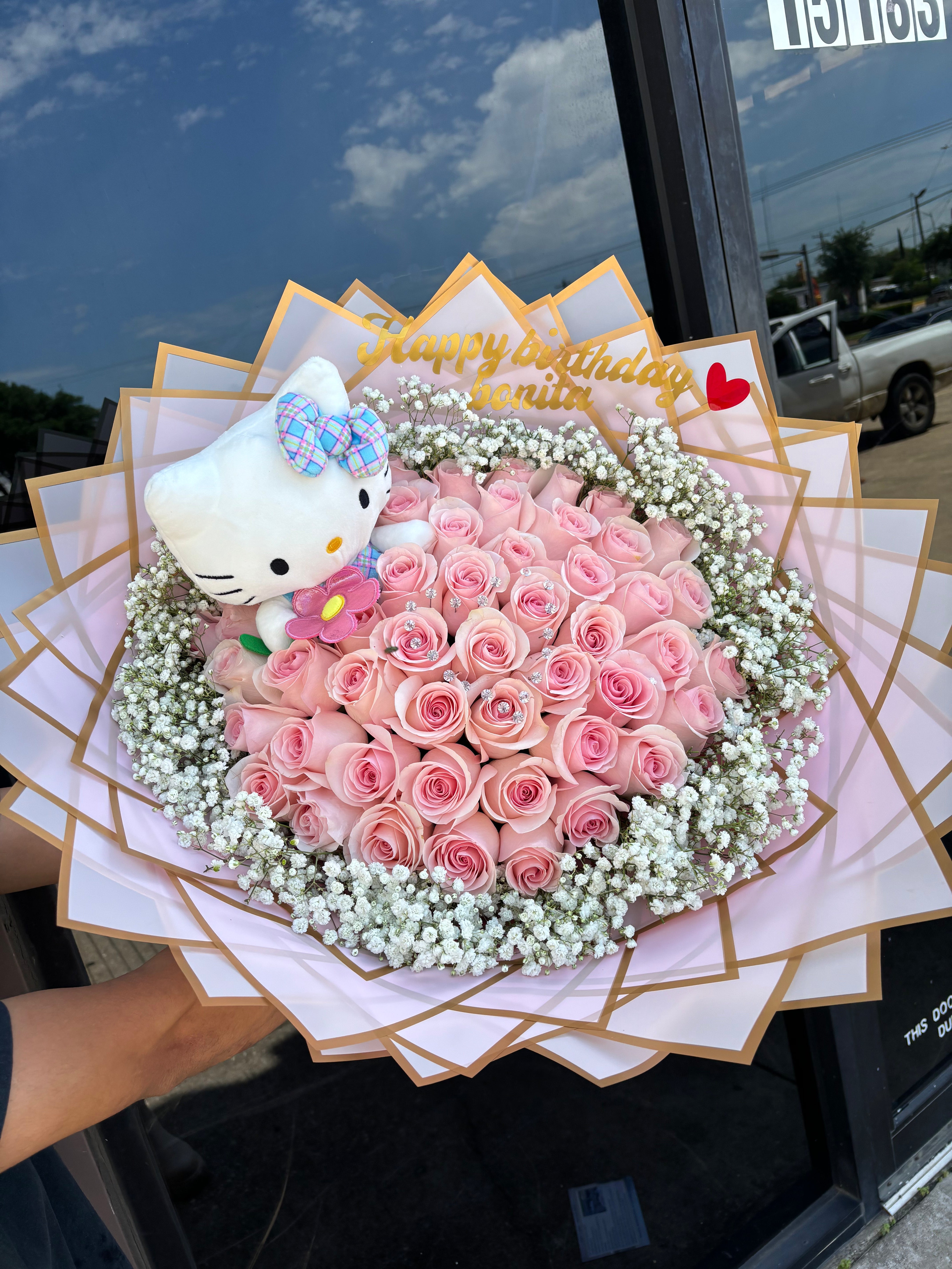 50 pinks , babysbreath rim, & hello kitty plush 🎀