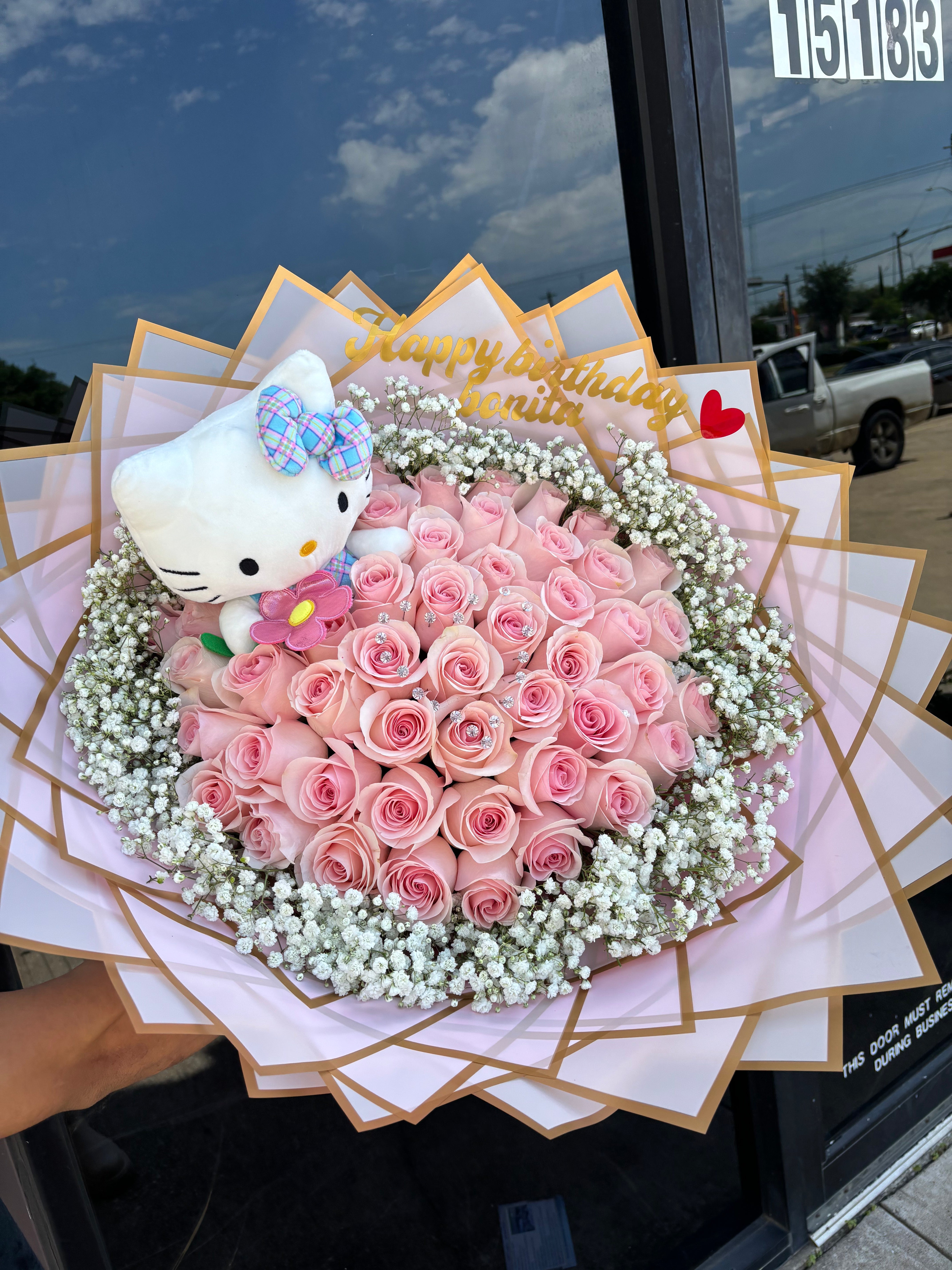 50 pinks , babysbreath rim, & hello kitty plush 🎀