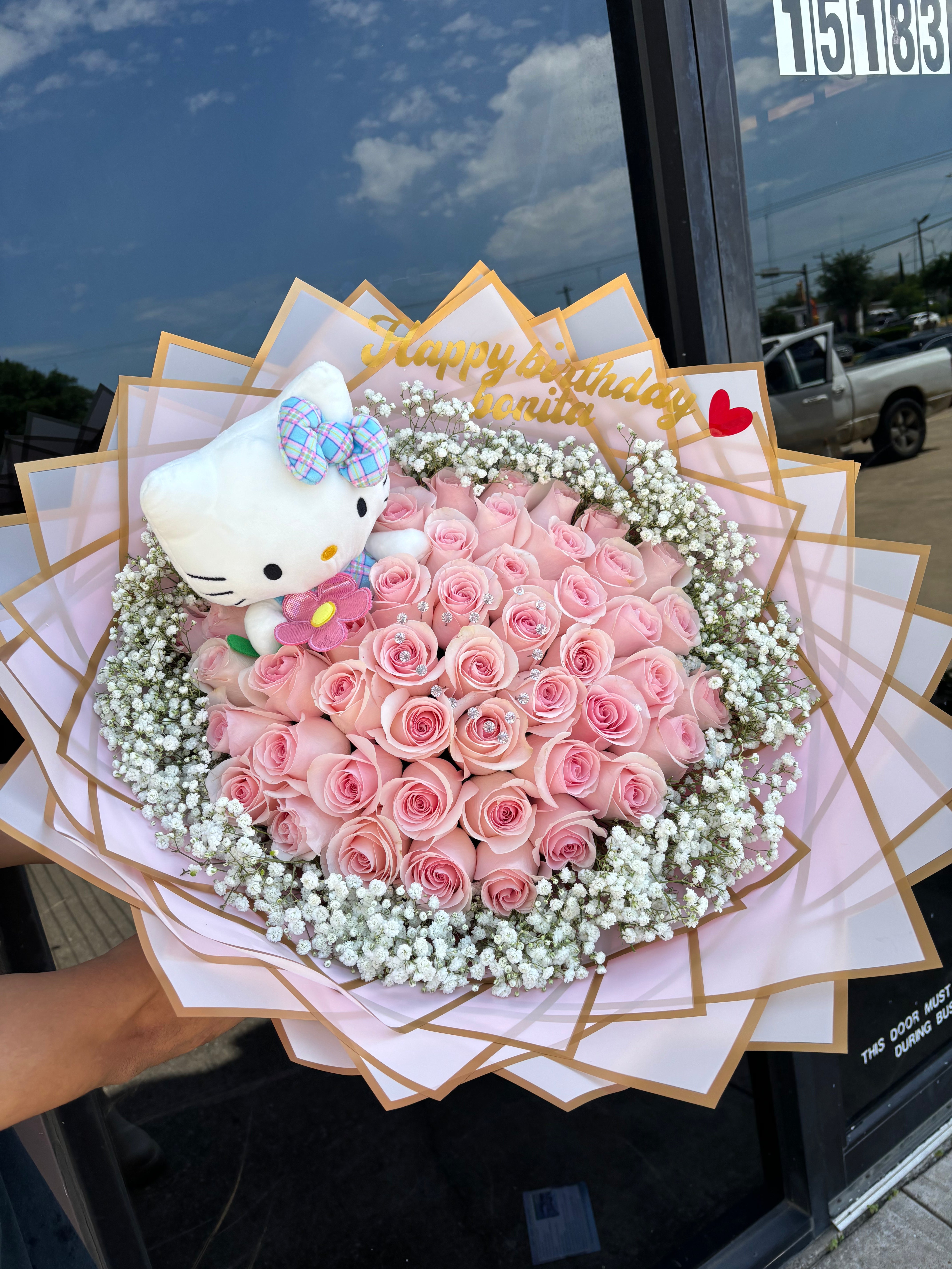 50 pinks , babysbreath rim, & hello kitty plush 🎀