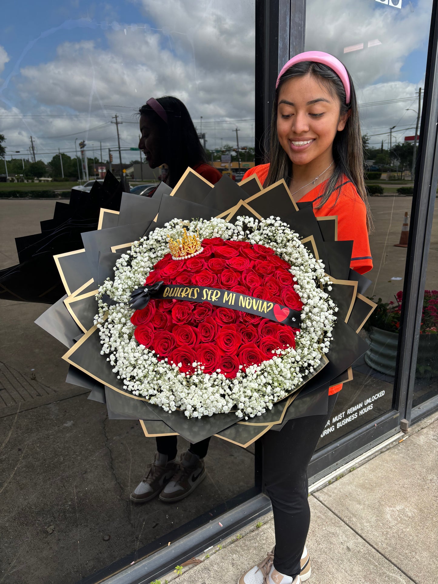 50 Finest Red Roses with babysbreath rim❤️