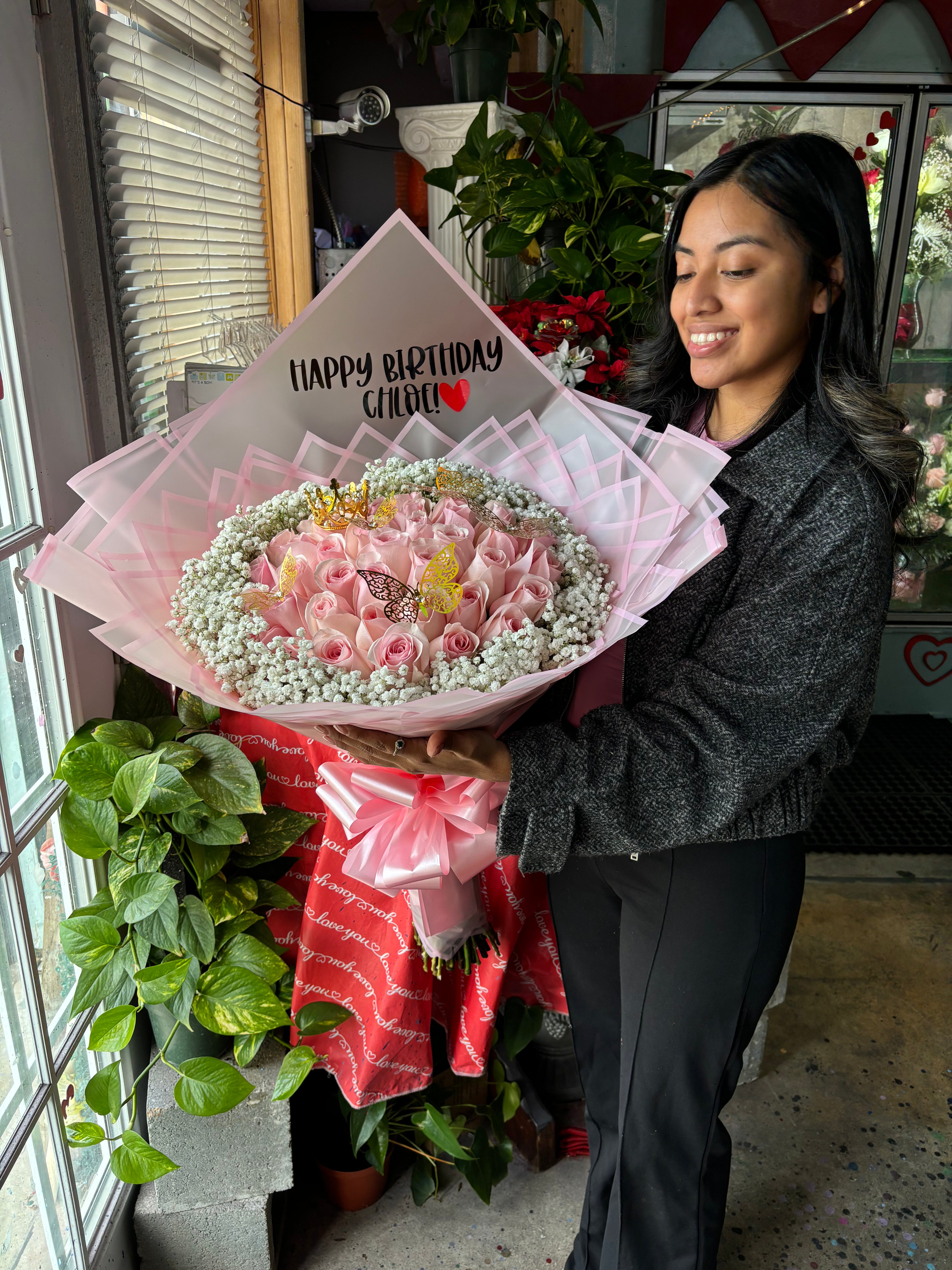 36 pink roses with babysbreath rim 🌸