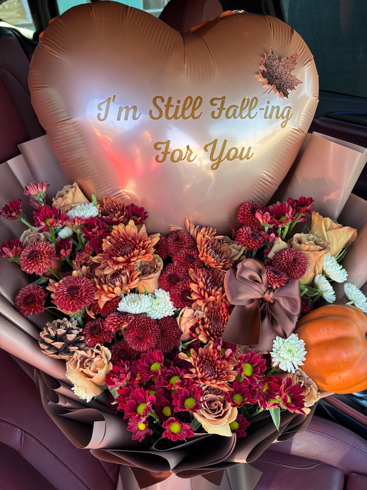 I’m falling for you 🍂🤎 Balloon + flower bouquet