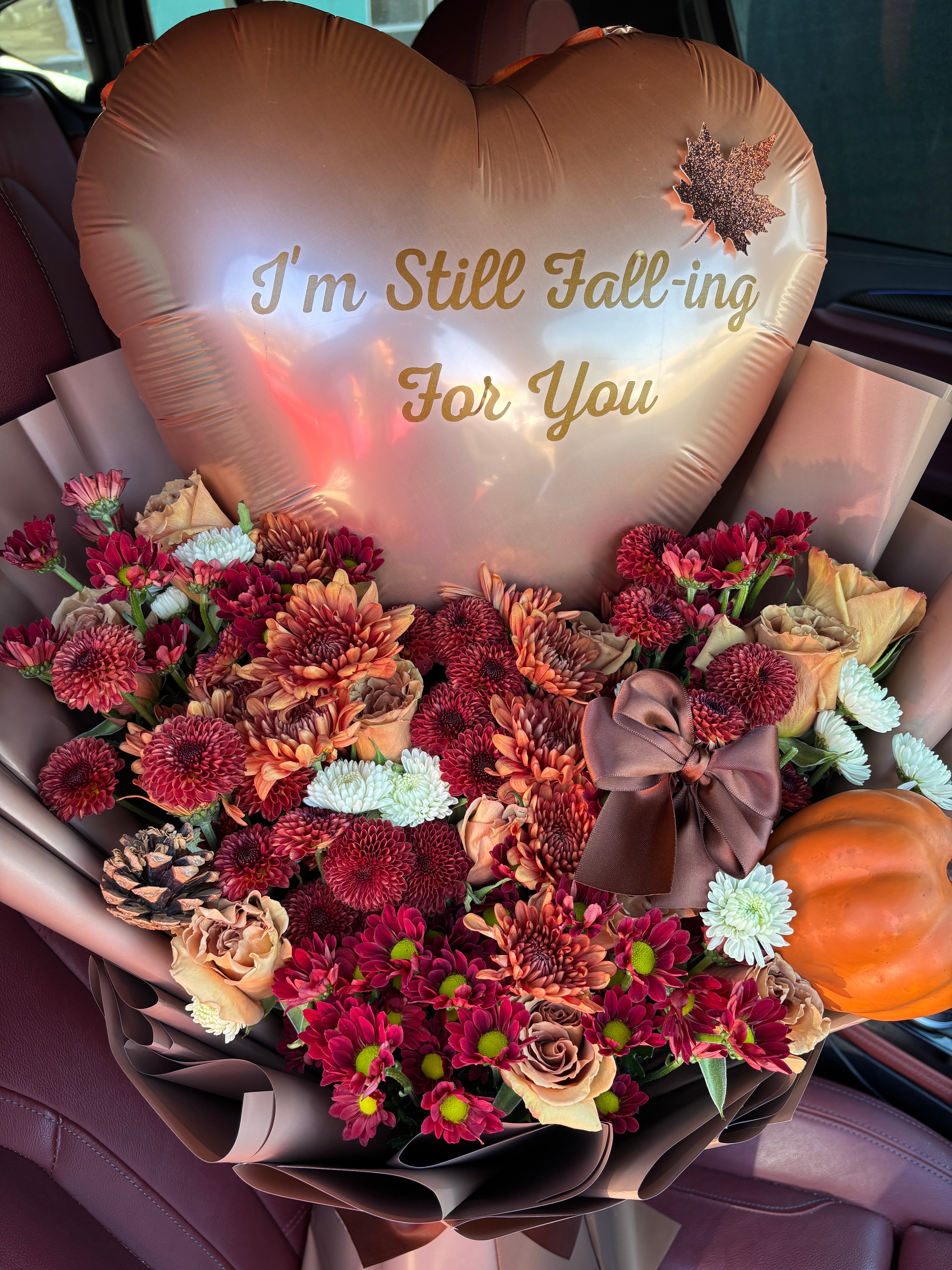 I’m falling for you 🍂🤎 Balloon + flower bouquet
