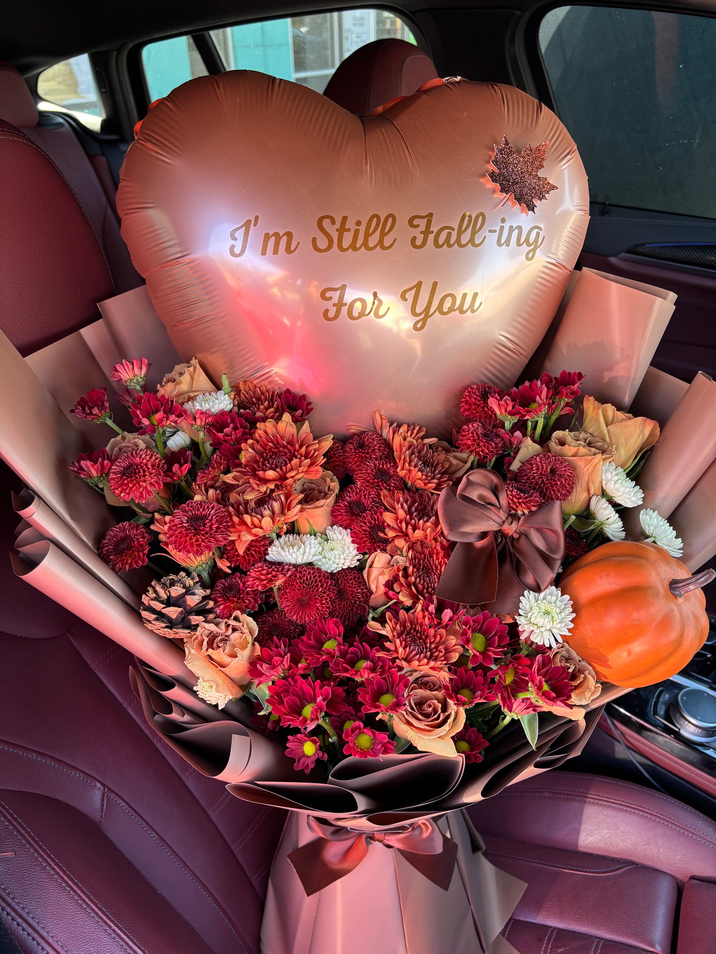 I’m falling for you 🍂🤎 Balloon + flower bouquet