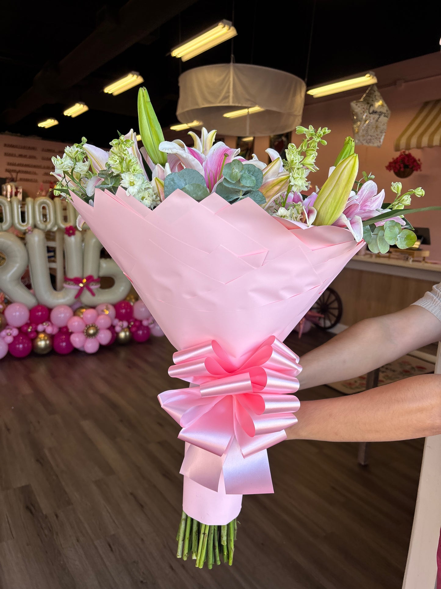 50 roses pink+ white and lilies + initial 💞