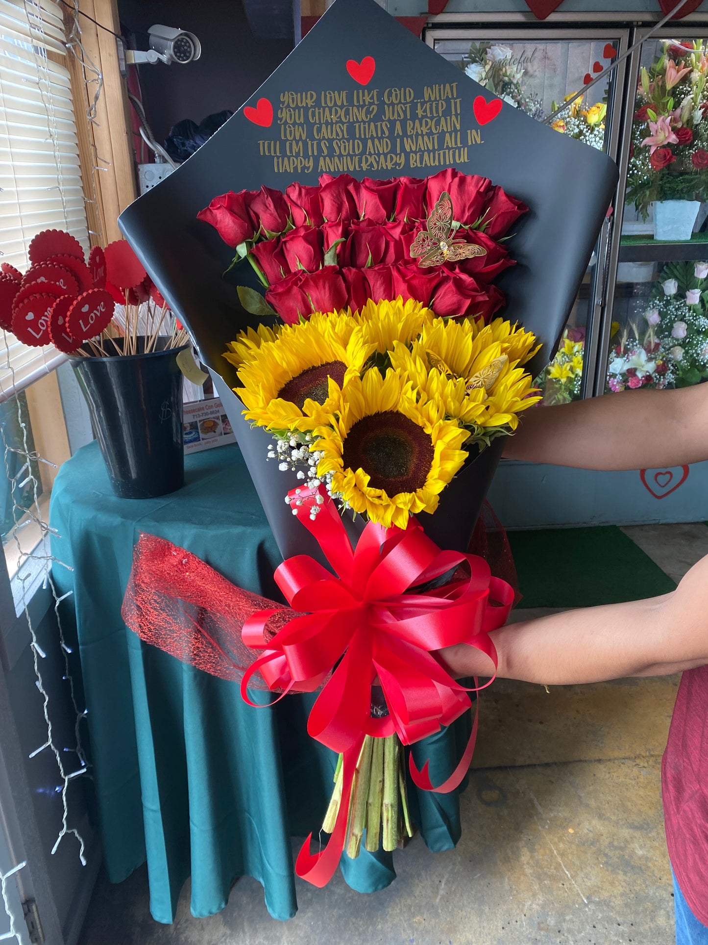 Flat style big rose and sunflower bouquet